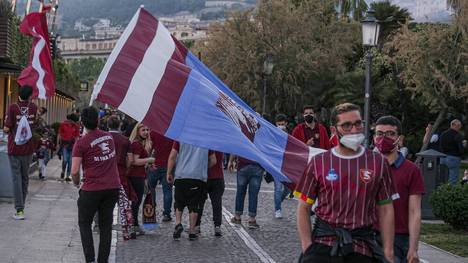 Salernitana-Fans ziehen nach dem Aufstieg durch die Stadt