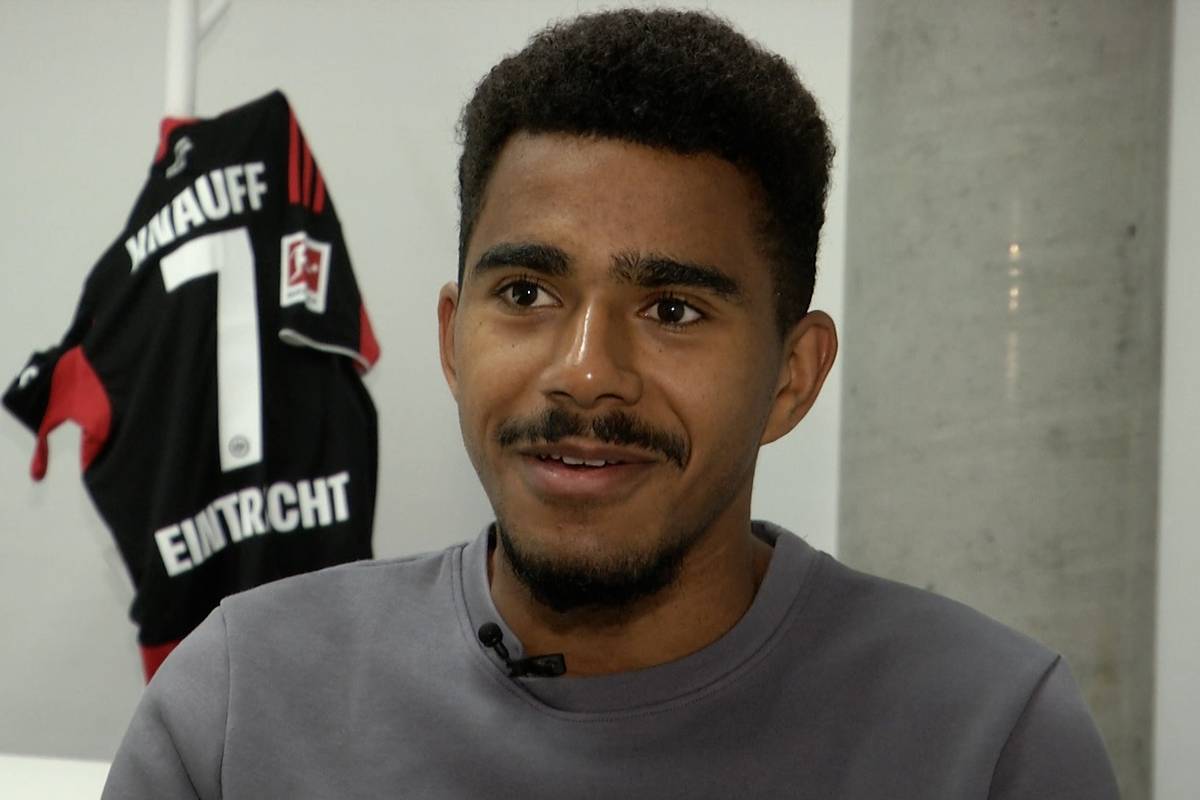 Ansgar Knauff spielt seit drei Jahren für Eintracht Frankfurt. Im Interview spricht er über seine neue Rückennummer, die Champions League und ob die SGE tatsächlich Bayern-Jäger Nummer eins ist.