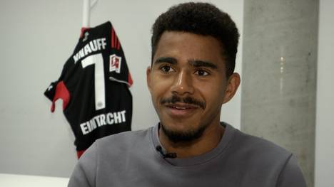 Ansgar Knauff spielt seit drei Jahren für Eintracht Frankfurt. Im Interview spricht er über seine neue Rückennummer, die Champions League und ob die SGE tatsächlich Bayern-Jäger Nummer eins ist.