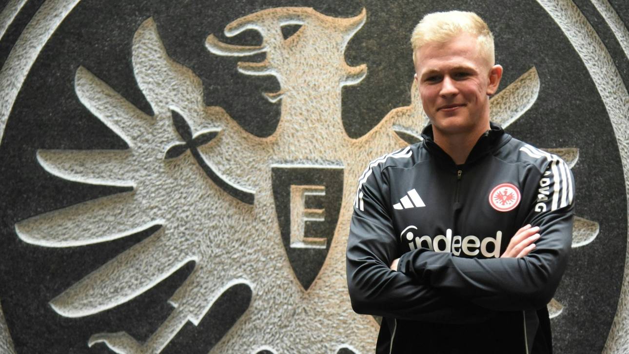 Frankfurt startet mit Burkardt und Ekitiké