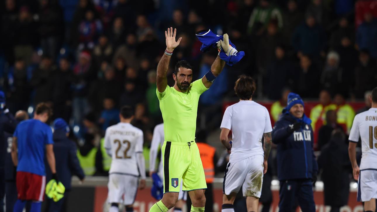 Spiel läuft – Buffon gibt Autogramm