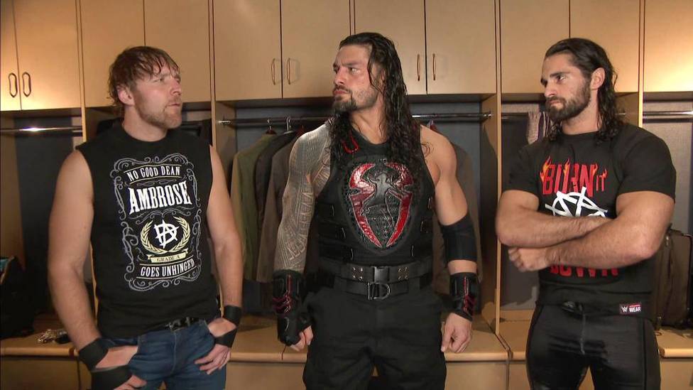 Roman Reigns (M.) traf am Ende von WWE Monday Night RAW auf seine alten Shield-Kollegen Dean Ambrose (l.) und Seth Rollins