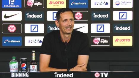 Der neue Eintracht-Trainer Dino Toppmöller kennt den Verein durch seinen Vater sehr gut. Bei seiner Vorstellung nimmt er ihn dennoch auf die Schippe. 