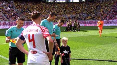 Am 31. Spieltag der vergangenen Saison wartet das Schiedsrichterteam bei der Seitenwahl vergeblich auf BVB-Keeper Gregor Kobel. Ein lustiger kleiner Fauxpas - für den Dortmund nun aber ordentlich blechen muss. 