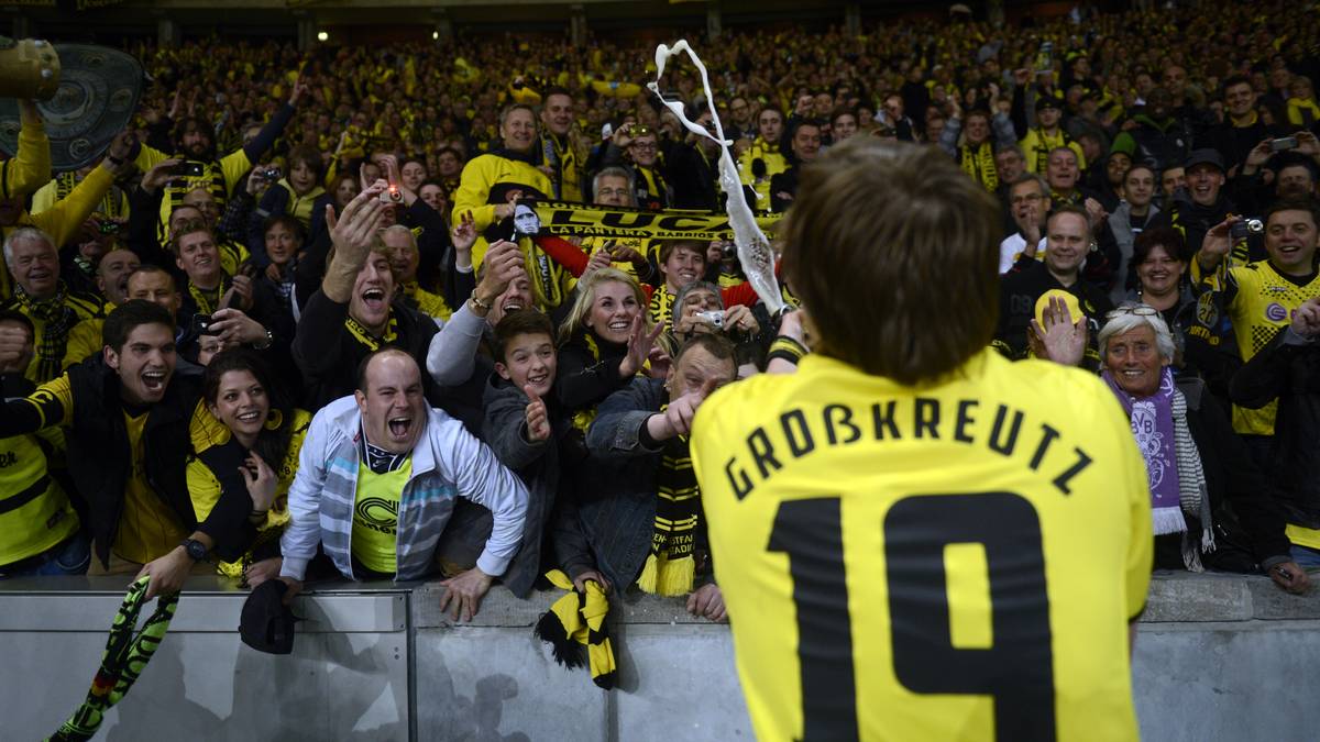 Großkreutz lässt es sich natürlich nicht nehmen, mit den BVB-Fans ausgiebig zu feiern 