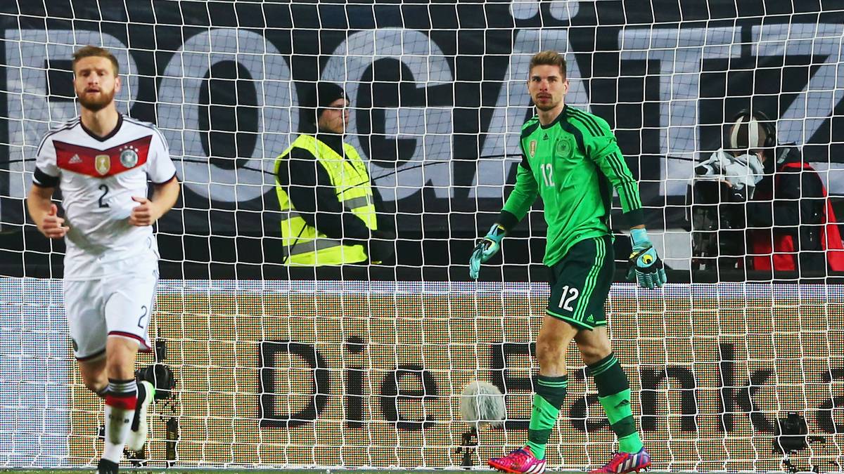 Dass der deutsche Torwart das nicht lustig findet, ist klar. Und während Zieler seinen Ärger noch an seinen Vorderleuten auslässt...