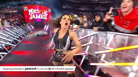 Mickie James kehrt im Jahr nach ihrer unrühmlichen Entlassung im Vorjahr beim Royal Rumble in den WWE-Ring zurück - und wird begeistert empfangen.