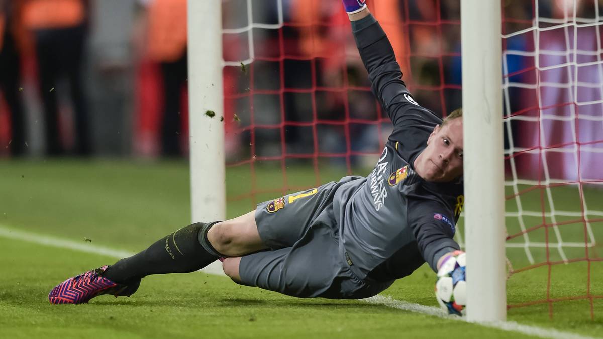 MARC-ANDRE TER STEGEN: Der ehemalige Mönchengladbacher verdiente sich die Bestnote durch Großtaten in der 19. Minute, als er Müllers Kopfball überragend aus dem Winkel fischte, und in der 40. gegen Lewandowskis Schuss, als er zunächst mit der linken Hand abwehrte und dann den Richtung Tor trudelnden Ball noch gerade so von der Linie kratzte. Dazwischen noch eine starke Parade bei einem Kopfball von Schweinsteiger. Bei allen drei Gegentreffern machtlos. SPORT1-NOTE: 1,5