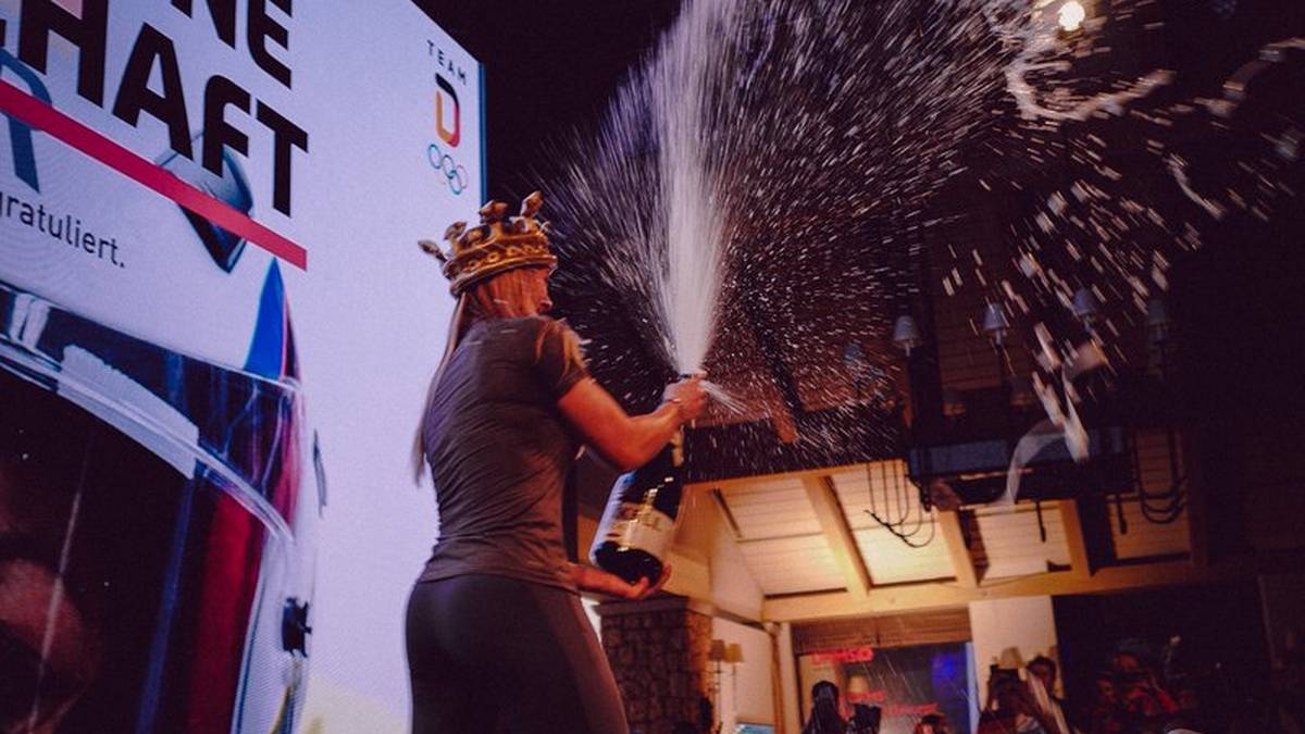 Der obligatorische Sieger-Champagner darf natürlich nicht fehlen...