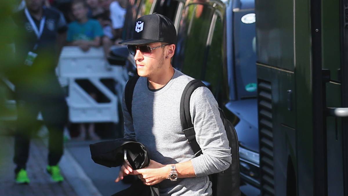 Auch aus England angereist: Arsenal-Profi Mesut Özil. Der Mittelfeld-Regisseur spielte in London eine starke Saison, bereitete 19 Tore vor und erzielte selbst sechs Treffer