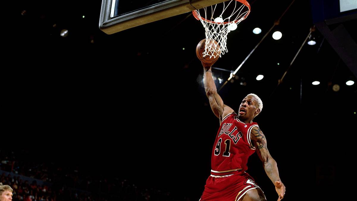 Statt Tarpley hätte man auch Dennis Rodman haben können. Der war zwar ebenfalls extrovertiert, an seinen sportlichen Fähigkeiten gibt es aber keine Zweifel. Er geht als 27. Pick zu den Detroit Pistons und schließt sich erst 2000 nach Stationen in San Antonio, Chicago und Los Angeles den Mavericks an. Dort hat er seine beste Zeit - bei den Pistons und Bulls an der Seite von Spielern wie Scottie Pippen oder Michael Jordan - bereits hinter sich