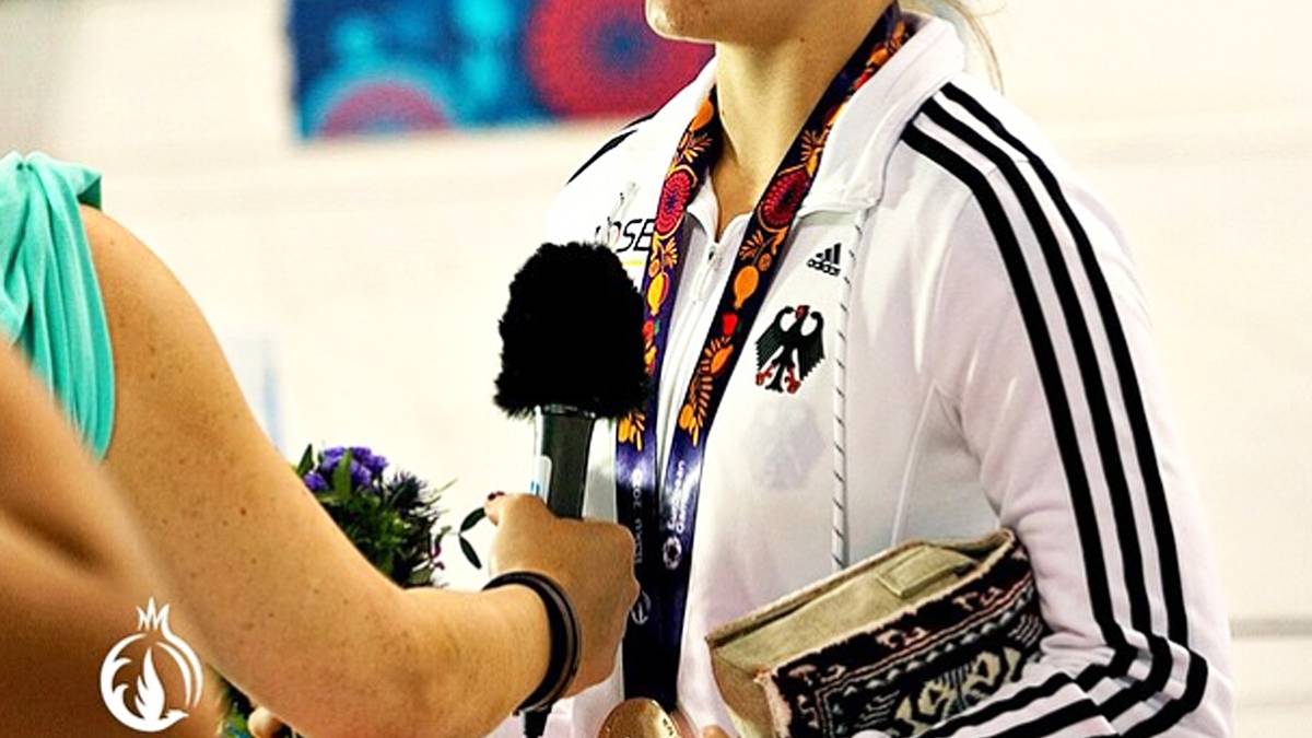 Etwas nervös beim Interview: Wasserspringerin Saskia Oettinghaus gewinnt Bronze 