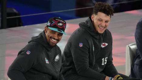 SPORT1 Reporter Jonas Nohe gibt ein Update zu dem Fitnesszustand von Patrick Mahomes und Jalen Hurts.