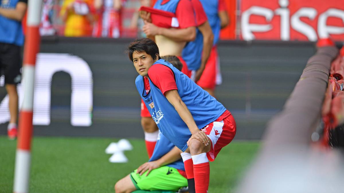 PLATZ 21 – UNION BERLIN: In Berlin haben die Fans das Stadion mit aufgebaut und renoviert. An Weihnachten trifft man sich zum gemeinsamen Weihnachtssingen - sympathisch! In Deutschland scheint das aber noch nicht die Runde gemacht zu haben