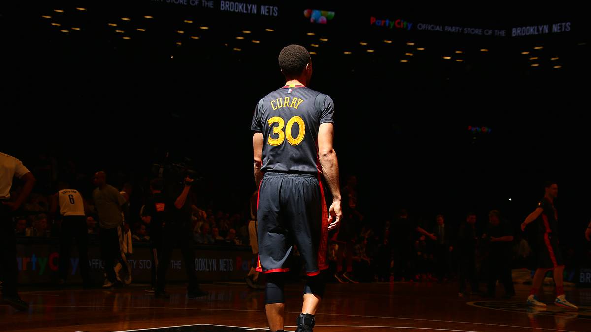 MVP-Kandidat Steph Curry ist auf einmal ganz alleine und schleicht vom Feld