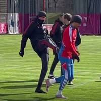 Thomas Tuchel leitet sein erstes Training als Chefcoach des FC Bayern München. Leroy Sané bekommt direkt einen besonderen Gruß.
