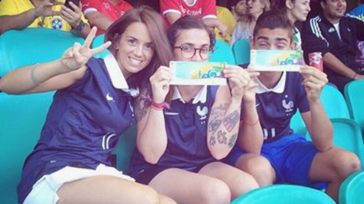 Und Choparena (l.) feuerte ihren Liebsten beim 2:1-Auftaktsieg der Franzosen gegen Rumänien schon fleißig an