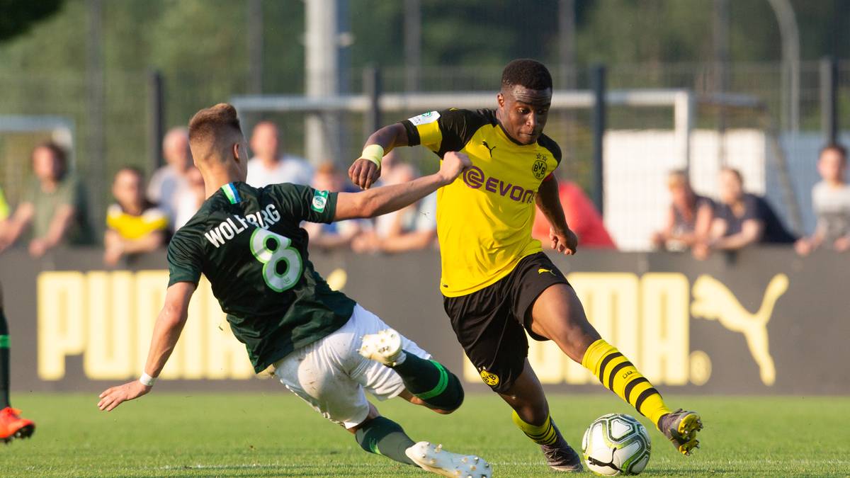 "Ich hoffe nicht, dass die Leute denken, dass ich in der U19 wieder 46 Tore schieße", zitieren die "Ruhr Nachrichten" den Stürmer. "Ich muss da erstmal klarkommen und sehen, was da so passiert"