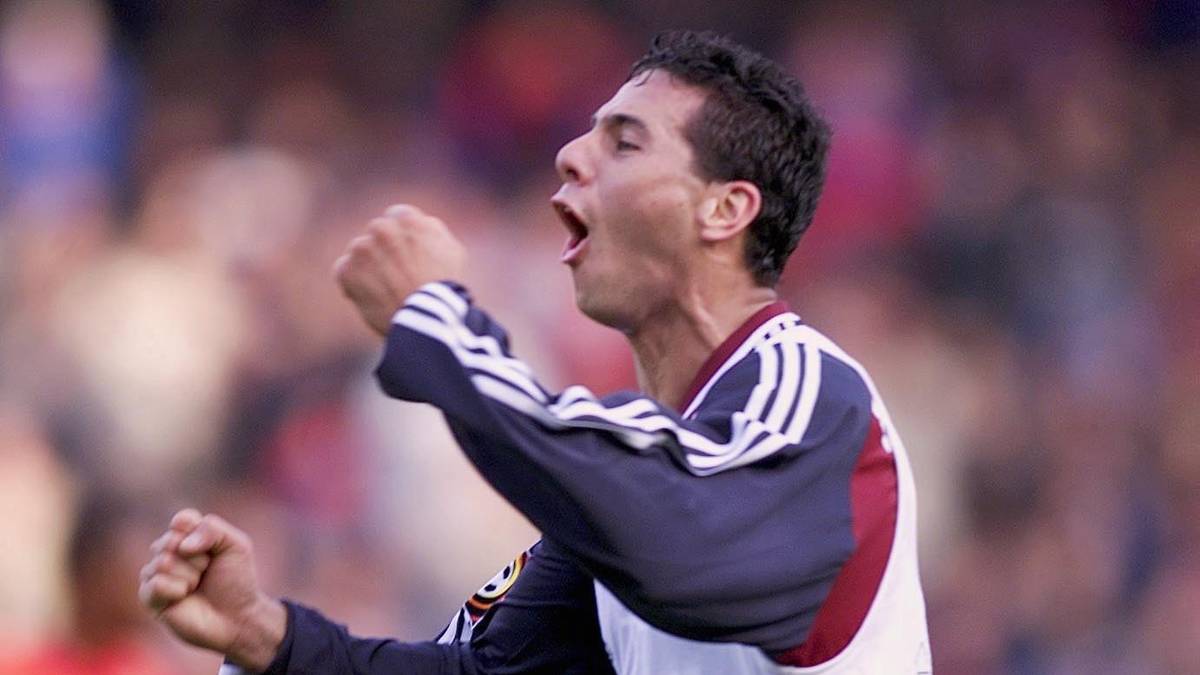 Der Peruaner schlägt nach seinem Wechsel von Werder Bremen direkt ein und trifft in 30 Bundesligaspielen 15 Mal. Auch ROQUE SANTA CRUZ (22/5) und ALEXANDER ZICKER (13/1) werden mehr oder weniger oft eingesetzt, stehen aber deutlich im Schatten von Elber und Pizarro