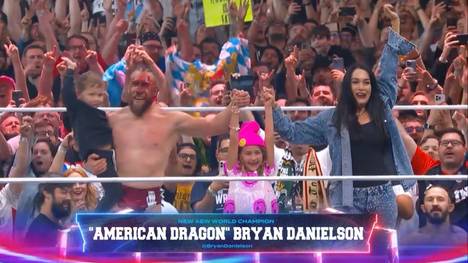 Bryan Danielson jubelte am Ende von AEW All In mit Frau Brie Garcia und den beiden Kindern