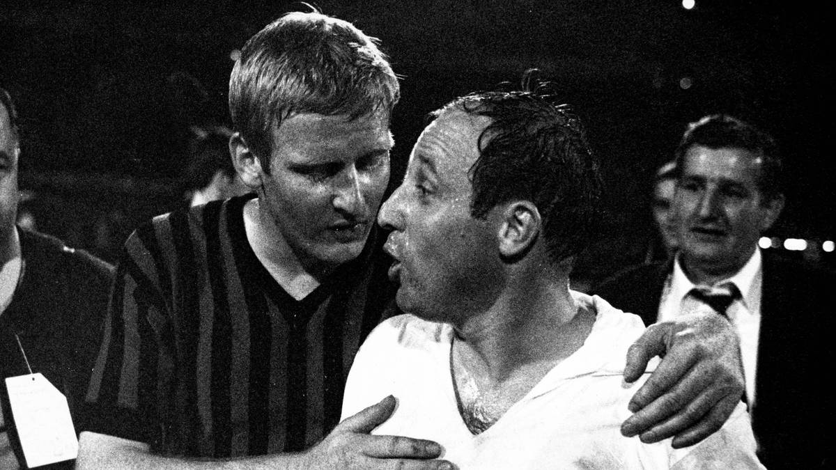 EUROPAPOKAL DER POKALSIEGER 1968: Gegen den AC Mailand ist der HSV chancenlos. Schon nach 18 Minuten führen die Italiener mit 2:0 und bringen den Vorsprung souverän über die Zeit. Uwe Seeler beißt sich an der Defensive die Zähne aus und bleibt ohne internationalen Titel, nachdem es bei der WM 1966 auch nur den bitteren 2. Platz mit dem DFB-Team gab