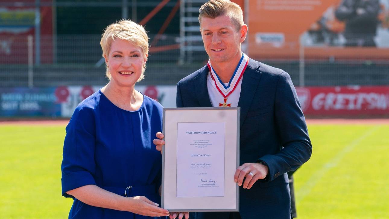 Ständchen für Opa: Kroos erhält Verdienstorden