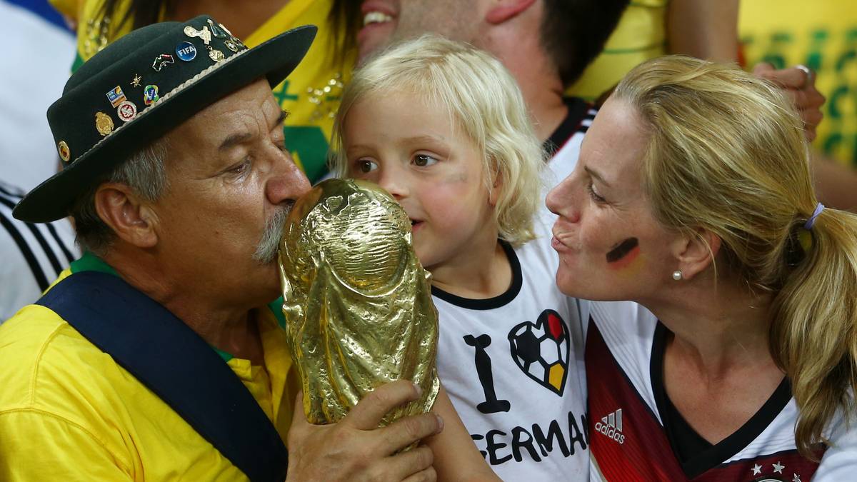 Clovis Acosta Fernandes übergibt seinen WM-Pokal an die deutschen Fans