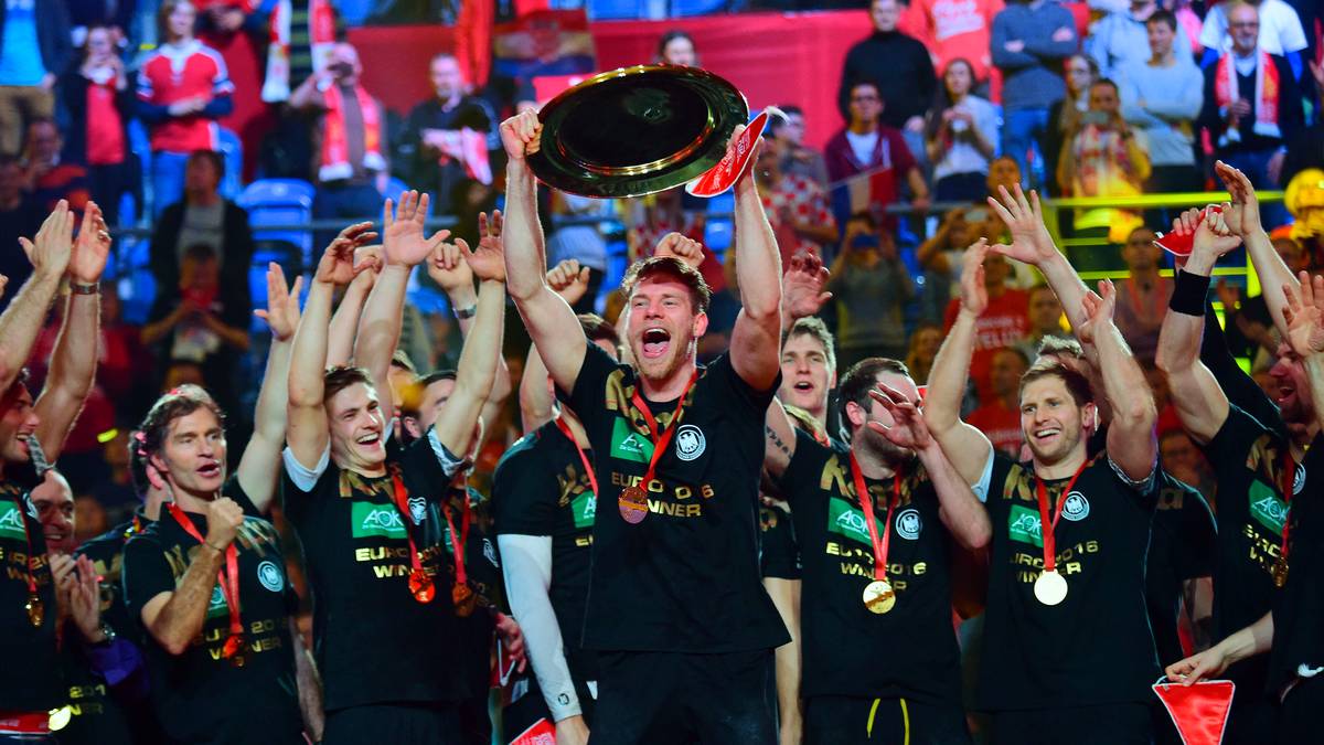 Bei der Handball-EM 2016 in Polen versetzte die DHB-Mannschaft mit dem Titelgewinn ganz Deutschland in Ekstase. Nun wollen die "Bad Boys" den Triumph in Kroatien wiederholen. Zuvor blickt SPORT1 noch einmal auf das Handball-Märchen vor zwei Jahren zurück