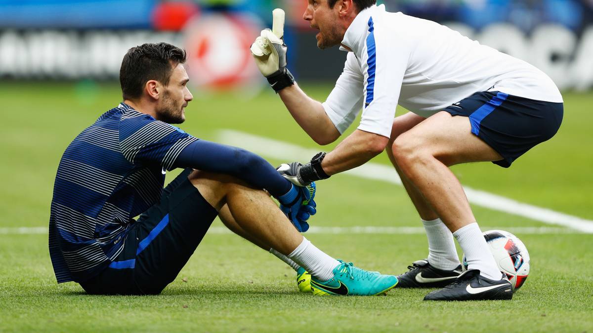 Frankreichs Torwarttrainer Franck Raviot gibt Hugo Lloris die letzten Tipps