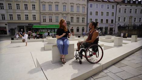 Dergin Tokmak alias STiX ist diesmal in Regensburg unterwegs. Seine Begleiterin Maddy kennt sich hier bestens aus, und so gibt es viel mehr zu sehen, als nur die Steinerne Brücke, den Dom und die Walhalla.