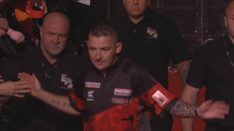 Nathan Aspinall schlägt Gerwyn Price am zwölften Spieltag der Premier League of Darts mit 6:4 und sichert sich seinen ersten Tagessieg. 