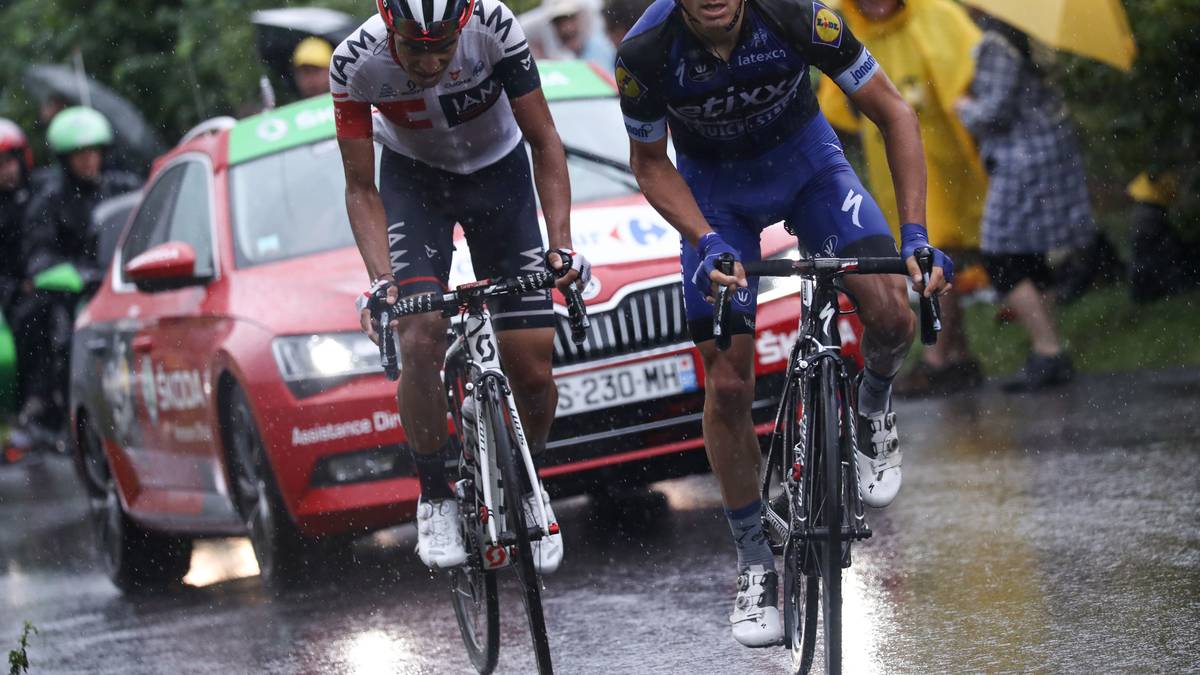 Die Sonne schien den Fahrern nur zu Beginn der Etappe. Bei starkem Regen duellierten sich Julian Alaphilippe und Jarlinson Pantano am Aufstieg zur letzten Berwertung um die Spitze. Zu ihnen gesellten sich ion Izagirre und Vicenzo Nibali