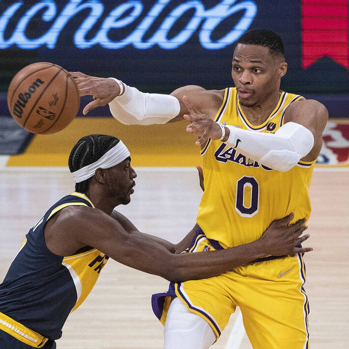 Lakers-Star Russell Westbrook reagiert enttäuscht auf seine Herausnahme vor der Crunchtime gegen die Pacers.