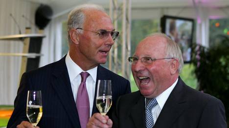 Franz Beckenbauer (l.) und Uwe Seeler stießen bereits am 70. Geburtstag zusammen an