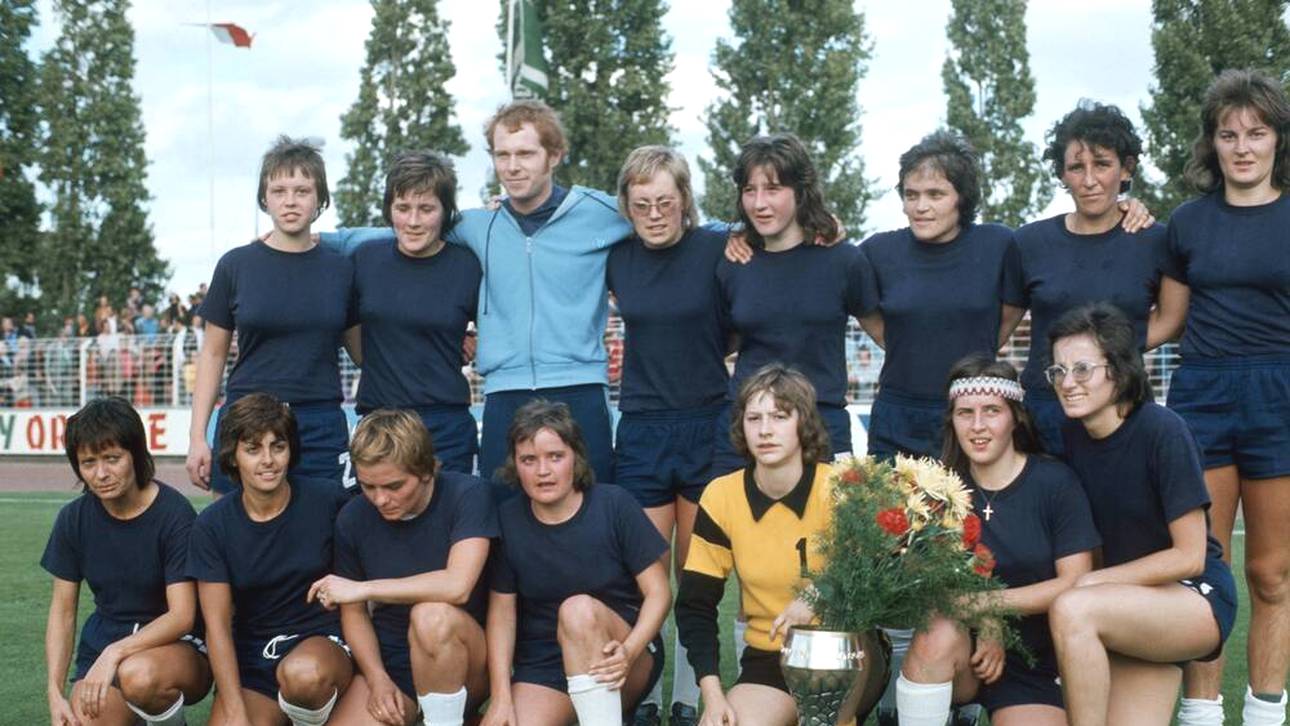 Erst 1974 gab es bei den Frauen die ersten Deutschen Meisterinnen. Hier das Siegerbild des TuS Wörrstadt. hi.v.li.: Birgit Mayer, Edith Solbach, Trainer Hartmann, Anne Haarbach, Regine Israel, Bärbel Wohlleben, Gerhild Binder, Karin Pätzold; vorn: Ursel Petzold, Claire Harant ...