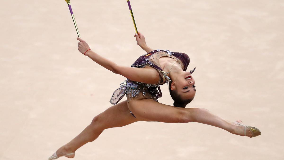 Dina Averina aus Russland zeigt ihre Verbiegungskünste bei der Rhythmischen Sportgymnastik 