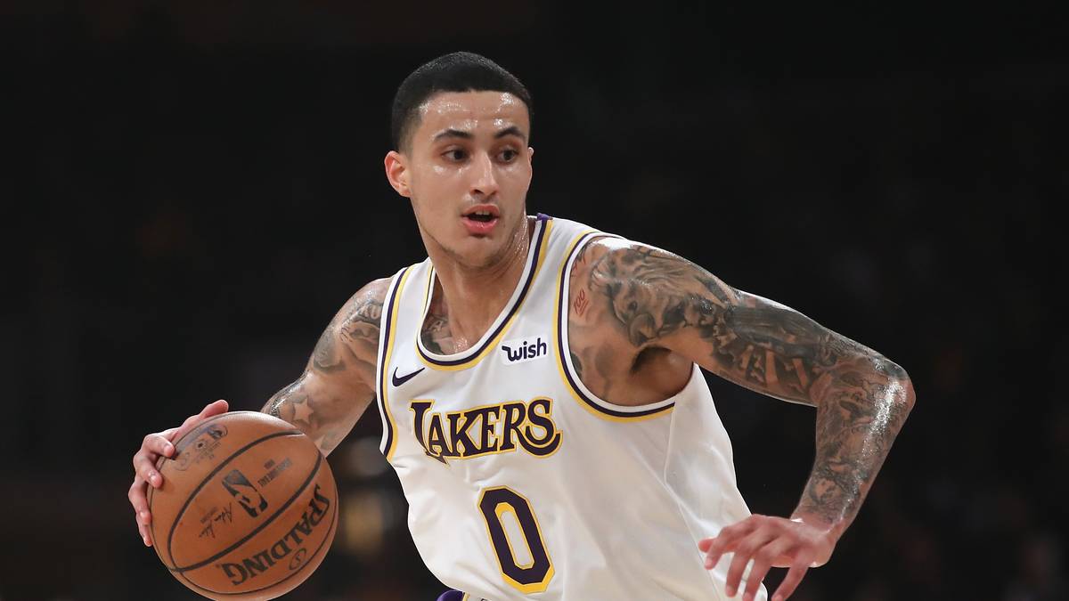 KYLE KUZMA wurde bei der Kaderbekanntgabe durch Gregg Popovich gestrichen. Der Grund ist wohl eine Verletzung. Bereits beim Vorbereitungsspiel gegen Australien fehlt der Shootingstar der Lakers im Kader