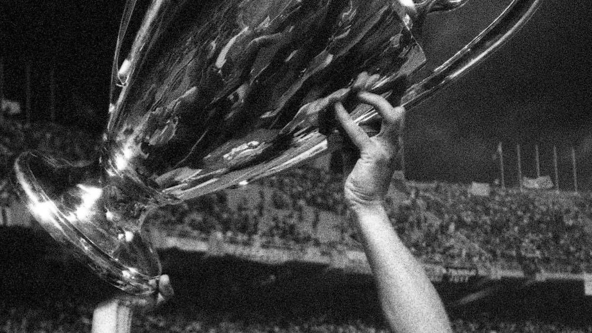 EUROPAPOKAL DER LANDESMEISTER 1983: Im Finale des Landesmeisterpokals treffen die Hamburger um Kopfballungeheuer Horst Hrubesch am 25. Mai 1983 in Athen auf Juventus Turin, das mit sechs italienischen Weltmeistern von 1982 antritt. Felix Magath überwindet Keeper Dino Zoff schon nach 9 Minuten - das Goldene Tor zum größten Erfolg der Klubgeschichte