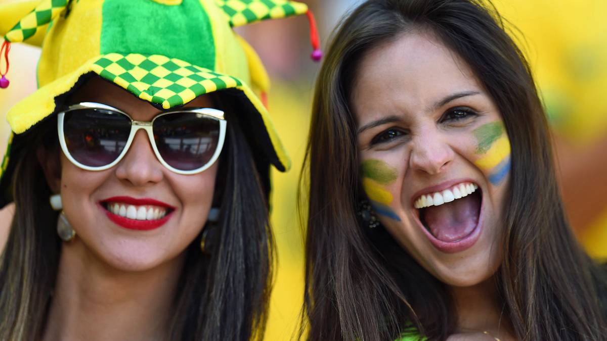 Die WM in Brasilien ist nicht nur auf dem Rasen ein Fest. Auf den Rängen präsentieren sich die Anhänger der teilnehmenden Teams von ihrer besten und buntesten Seite. SPORT1 zeigt die besten Bilder                  
                  
                  
