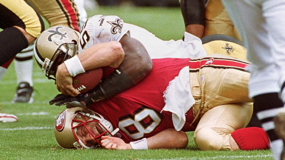 Ein herber Rückschlag auf dem Weg zu alter Größe war der Ausfall von Quarterback Young. Nachdem er sich erneut eine Gehirnerschütterung zugezogen hatte, musste er seine Karriere beenden und die 49ers verloren 1999 einen weiteren wichtigen Spieler