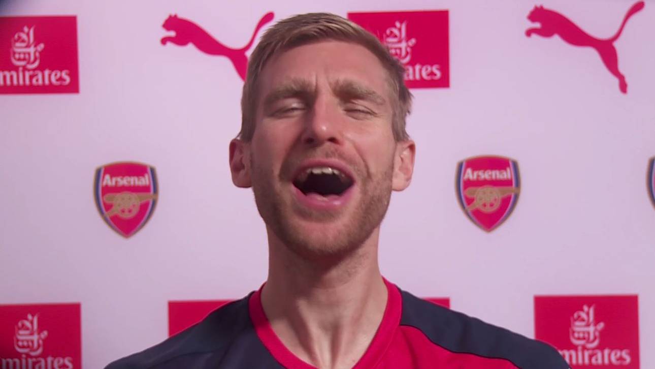 Mertesacker trällert „Stille Nacht“