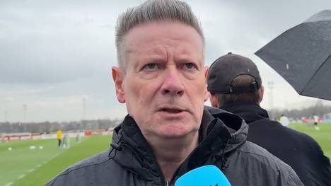 Die Vertragssituation von Nico Schlotterbeck bei Borussia Dortmund ist weiterhin nicht endgültig geklärt. Für viele BVB-Fans ist er ein wichtiger Bestandteil der Mannschaft, doch darüber, ob er seinen Vertrag in Dortmund verlängern wird, sind sich die Fans teilweise uneinig.