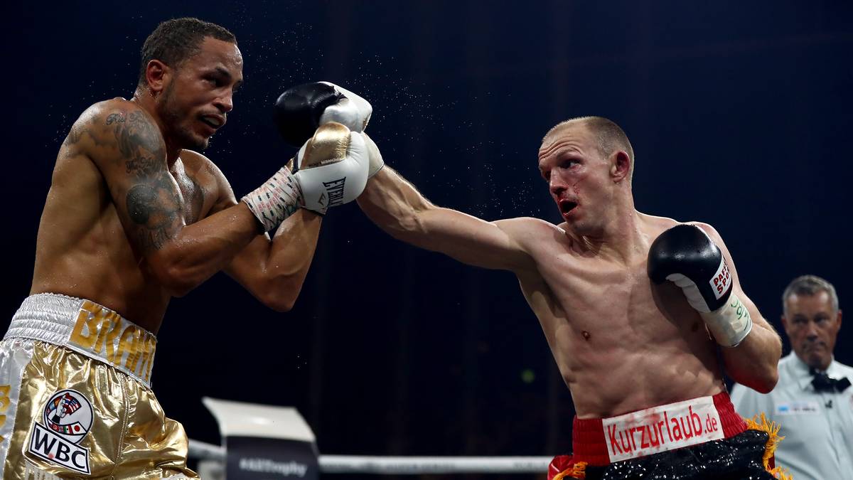 Bis 2016 ist er Träger des Gürtels, ehe er beim Kampf gegen den Briten Nathan Cleverly aufgrund einer Armverletzung aufgeben muss