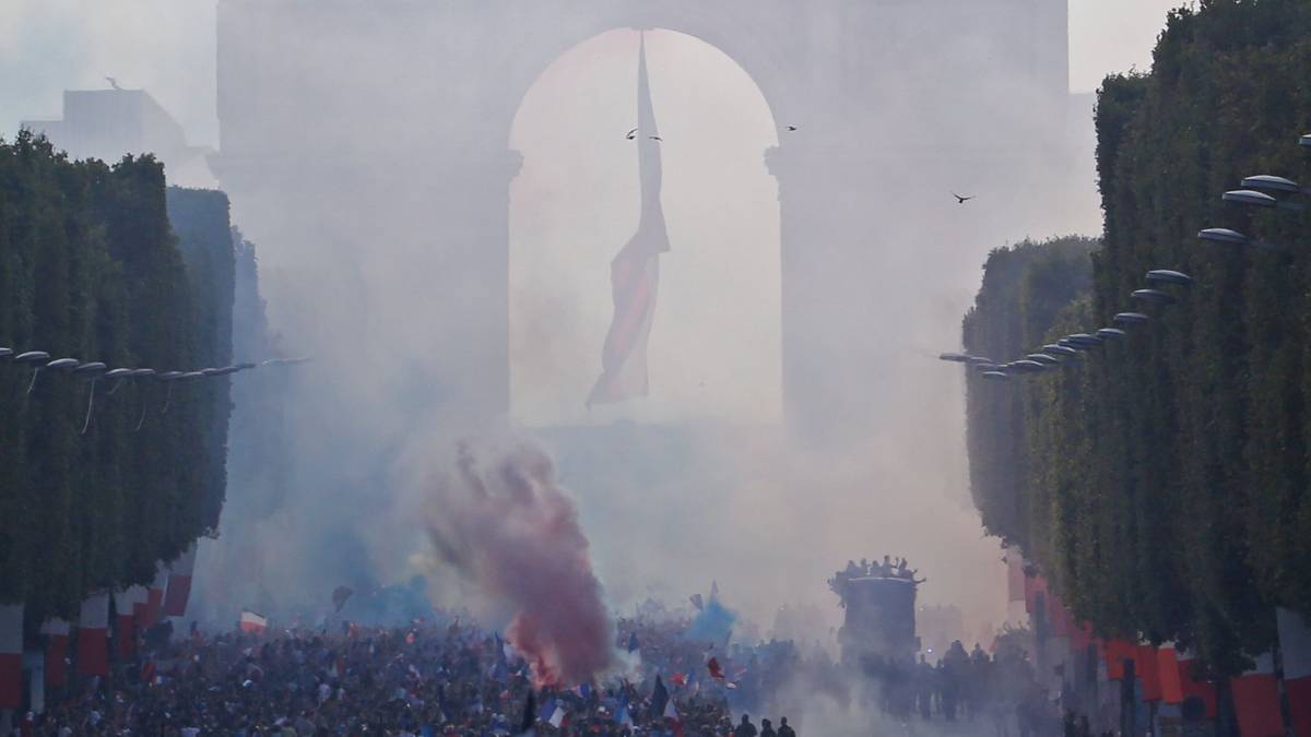 Hier sieht es so aus, als ob sogar der Triumphbogen in Rauch aufgeht