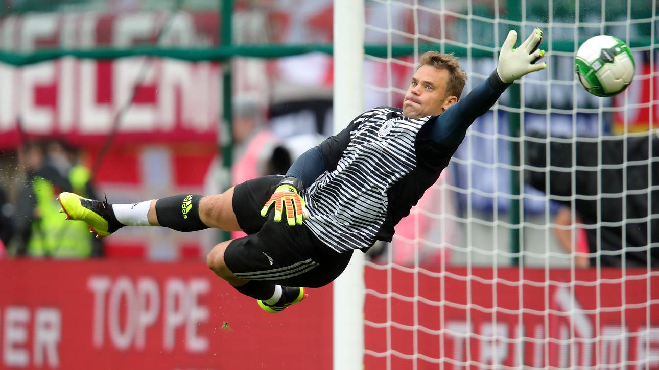 Manuel Neuer bei seinem vierten Aufwärmversuch im neuen Trikot