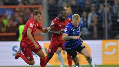 Die Partie von Arminia Bielefeld (mit Andreas Voglsammer, r.) beim VfB Stuttgart wird mit Zuschauern stattfinden