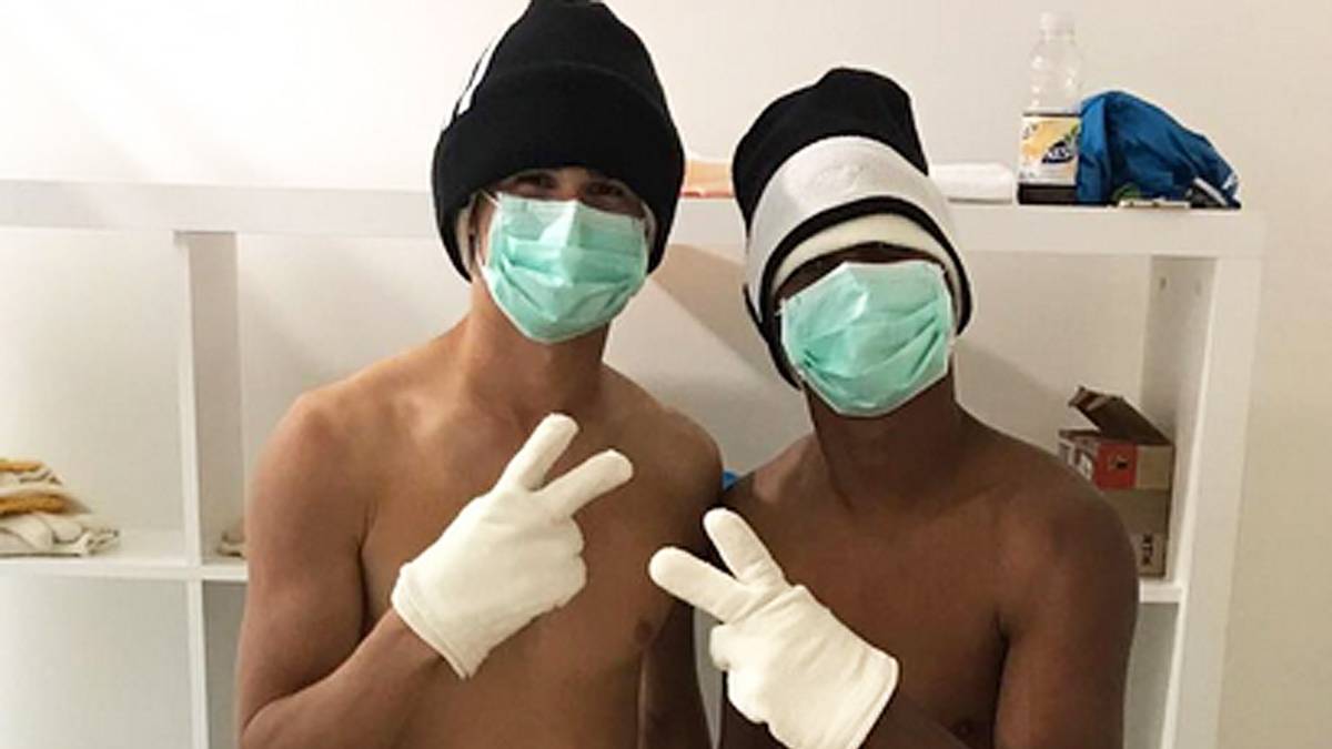 BAYER LEVERKUSEN: Andre Ramalho (l.) und Wendell mit Wollmütze, Handschuhen und Mundschutz - und das mitten in der heißen Vorbereitung? Das hat einen einfachen Grund: Die beiden Brasilianer gehen in der Vorbereitung zur Regeneration in die Kältekammer