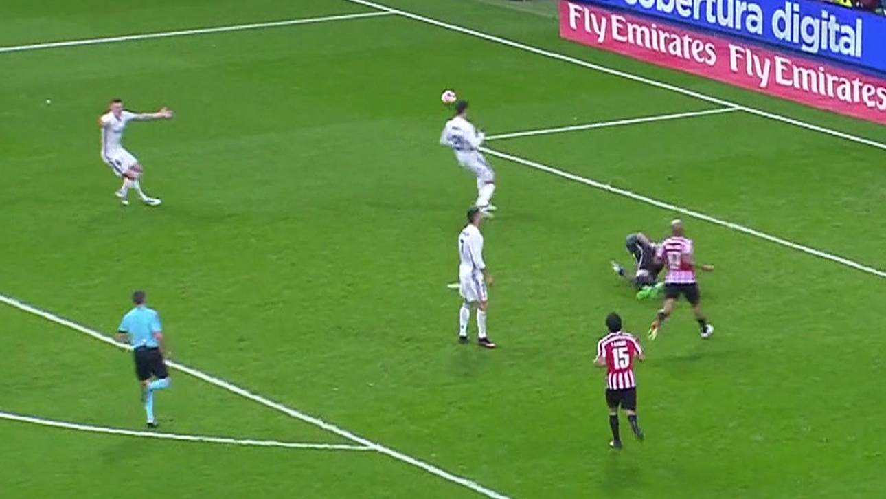 Toni Kroos (l.) beschwert sich bei Cristiano Ronaldo