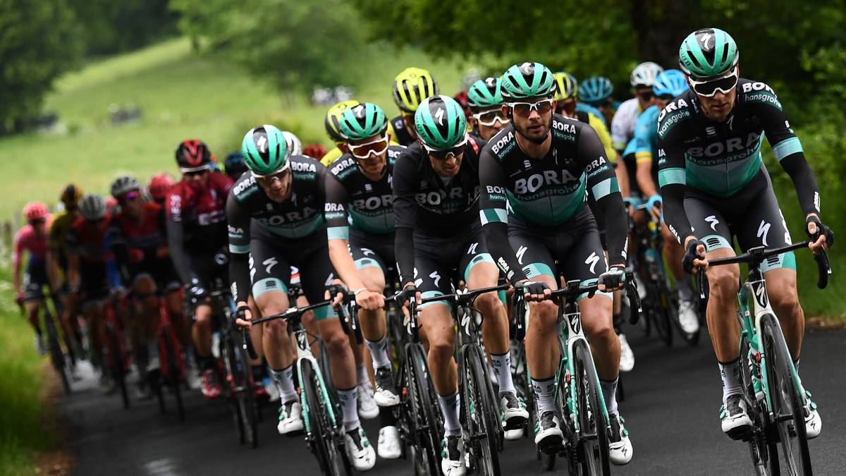 Radsport: Bora-Teamchef Denk fordert strengere Regeln im Umgang mit Kortison , Das Bora-Hansgrohe -Team (vorne) will auch bei der Tour de France vorne mitmischen 