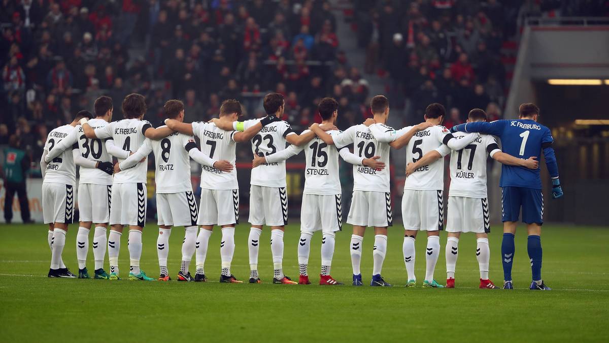 Auch vor dem Spiel Leverkusen gegen Freiburg wird der Sport zur Nebensache